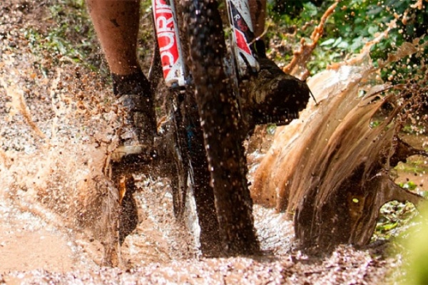Cómo limpiar en tres sencillos pasos unas zapatillas de Mountain Bike