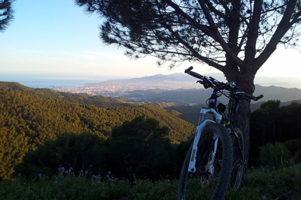 La foto del día en TodoMountainBike: "Vista de Málaga desde el mirador El Cochino"