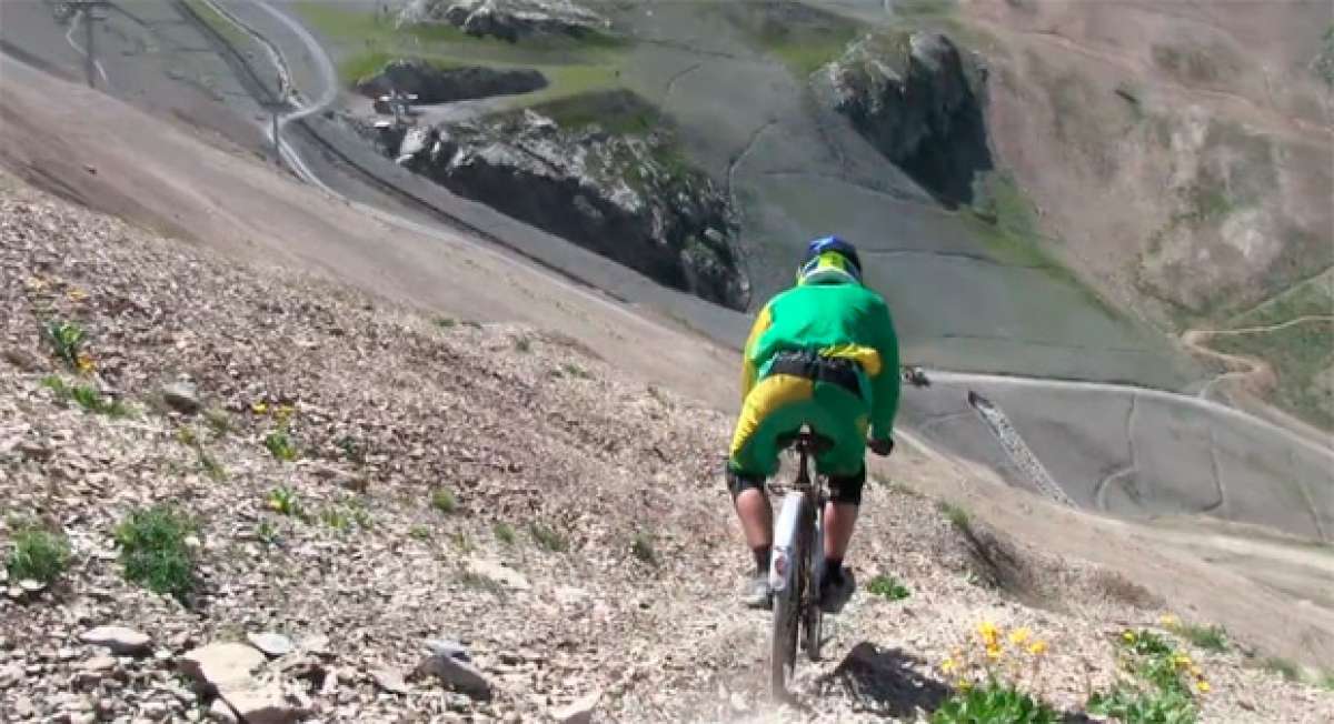 Así se práctica DH con una bicicleta Peugeot de los años 70