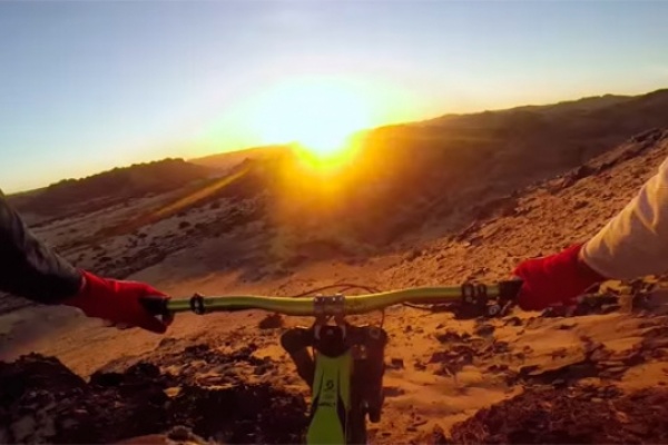En el corazón de África: DH en Namibia con los chicos de Red Bull