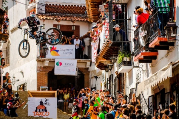 DH Taxco 2014: El vertiginoso descenso urbano por las calles de la ciudad mexicana de Taxco