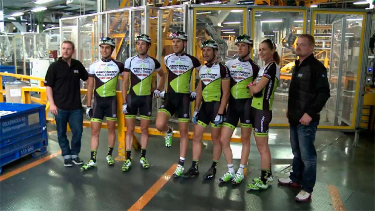La divertida visita del equipo Multivan Merida Biking Team a la factoría Volkswagen