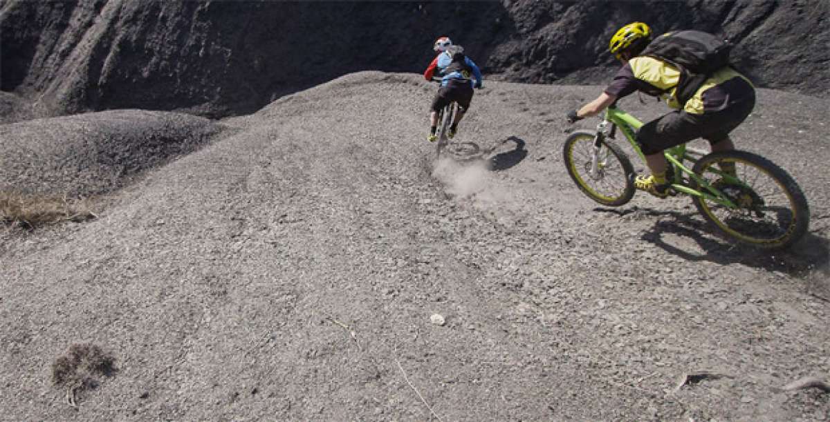 Fabien Barel + Jey Clementz + una partida de petanca + una abuela competitiva = Enduro en estado puro