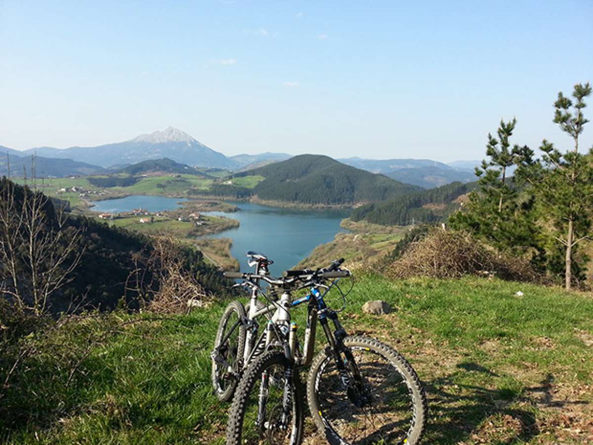 La foto del día en TodoMountainBike: 'Los hierros en el Pantano de Urkulu'