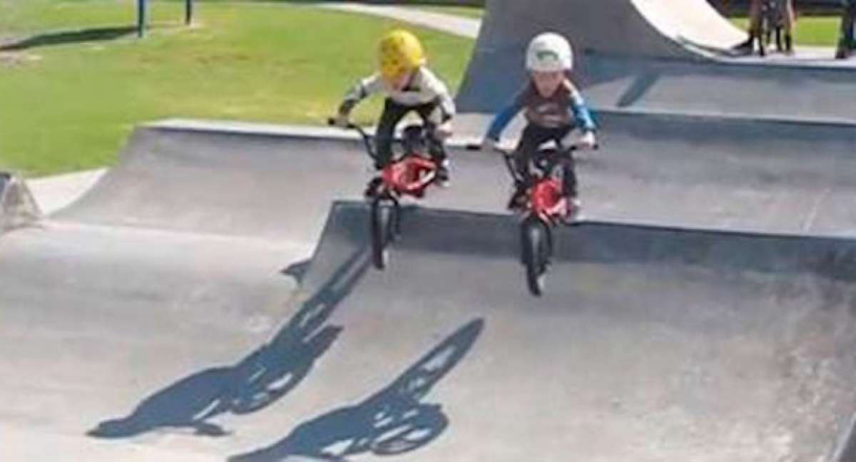 Dos hermanos de 4 años, dos bicicletas BMX y alguna que otra caída. Diversión y ternura a partes iguales...