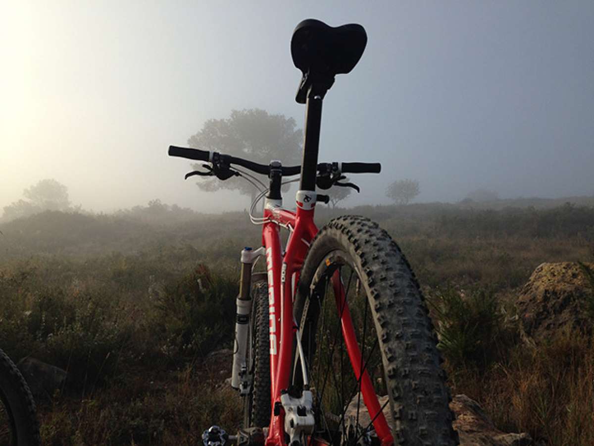 La foto del día en TodoMountainBike: "Atravesando la niebla"