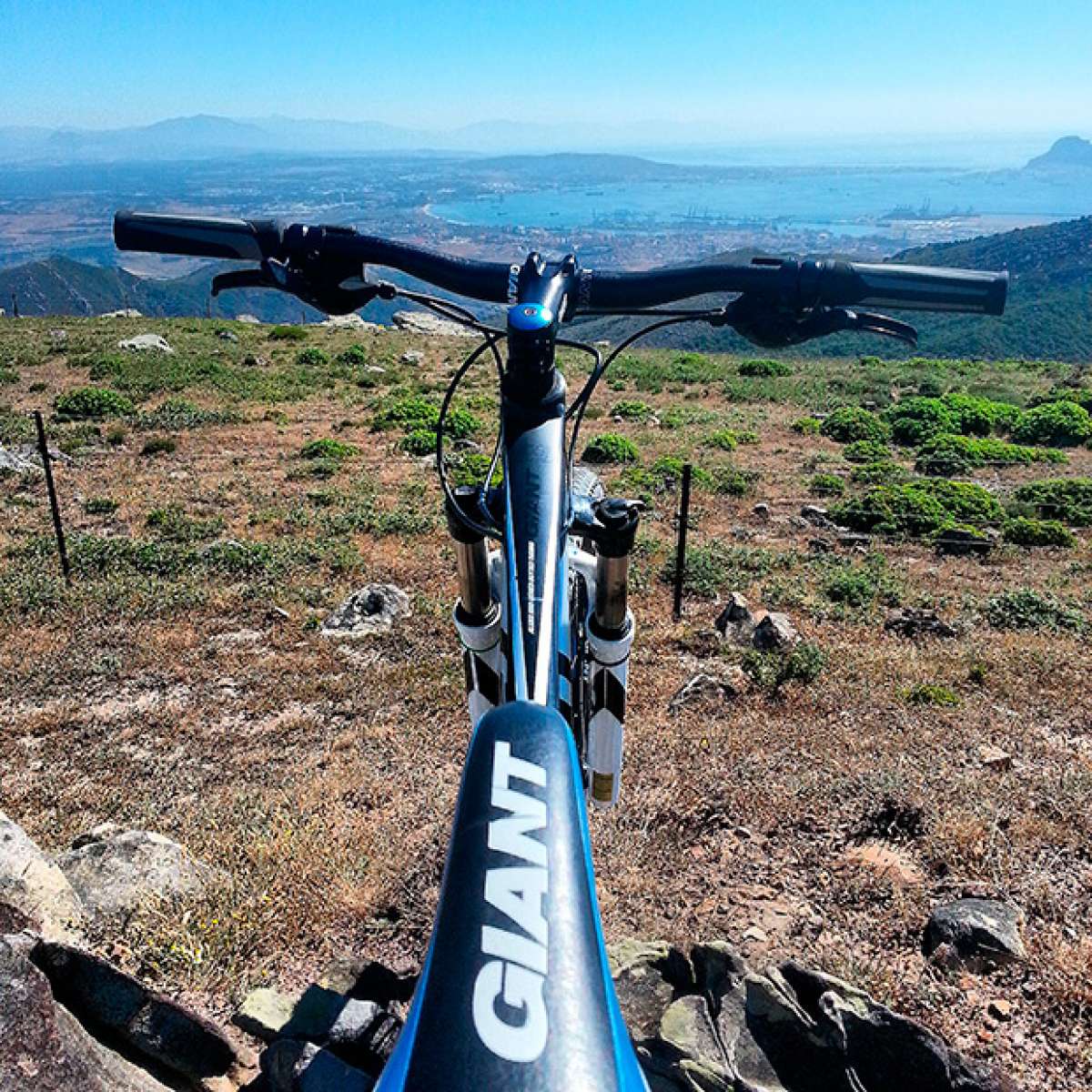 La foto del día en TodoMountainBike: 'Mirando al Campo de Gibraltar'