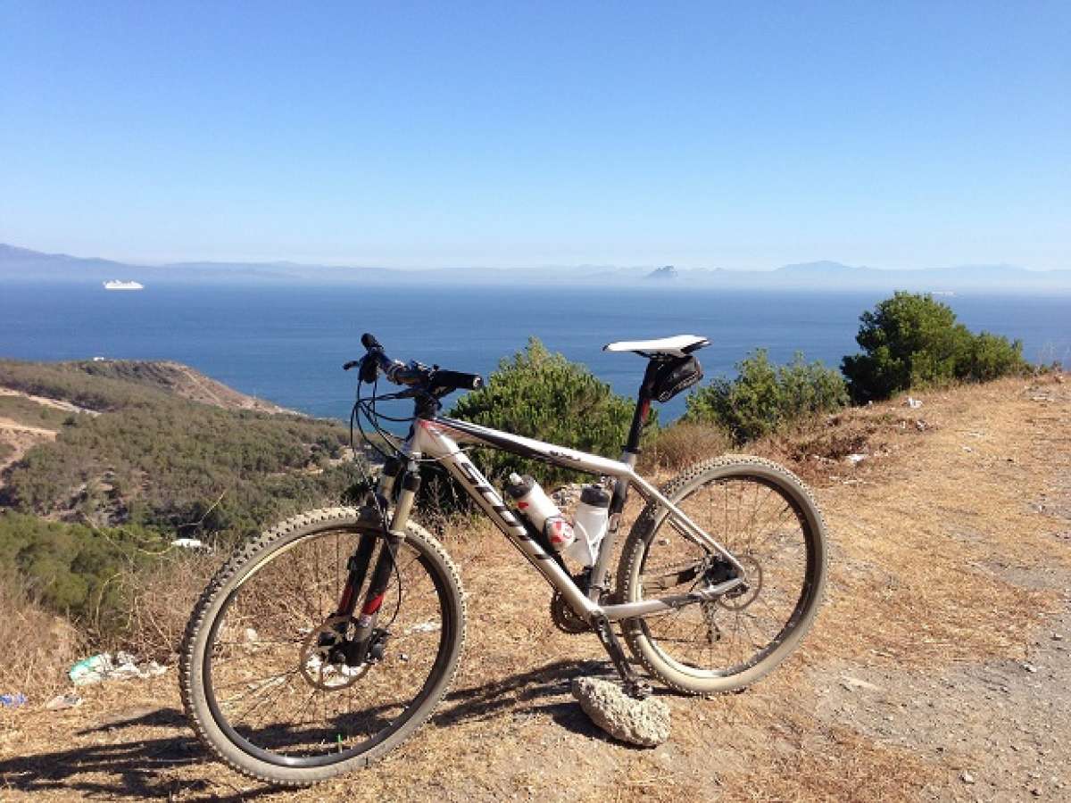 La foto del día en TodoMountainBike: 'Entre dos continentes'