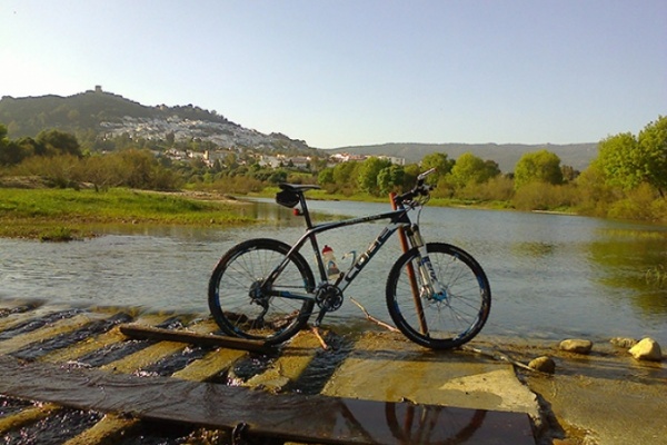 La foto del día en TodoMountainBike: "Cruzando el río Hozgarganta"