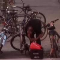 Así se pilla "in fraganti" a un despreocupado ladrón de bicicletas