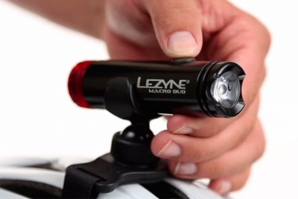 Lezyne Macro Drive Duo: Un faro delantero de 400 lúmenes con luz trasera integrada