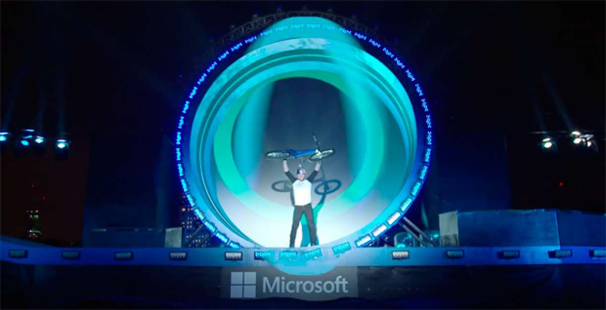 The Loop: El increíble 'loop' de 360º de Danny MacAskill en un evento promocional de Microsoft