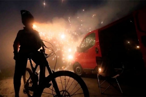 Una Canyon Strive CF + El corredor Ludo May + Muchos fuegos artificiales = Vídeo explosivo