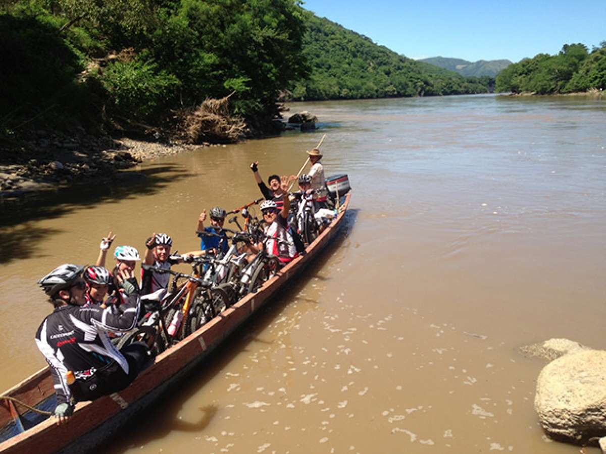 La foto del día en TodoMountainBike: 'Atravesando el río Magdalena (Colombia)'