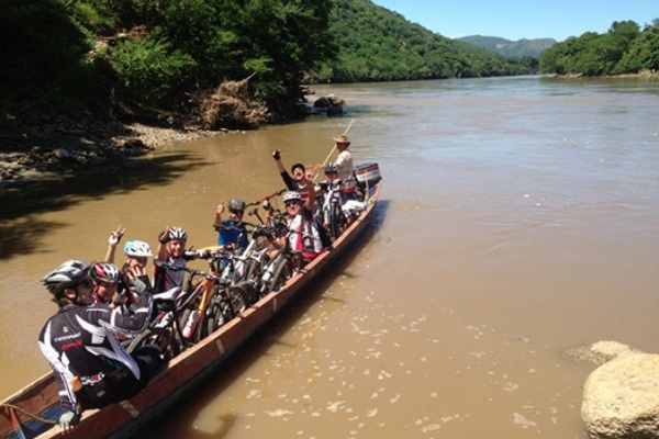 La foto del día en TodoMountainBike: "Atravesando el río Magdalena (Colombia)"
