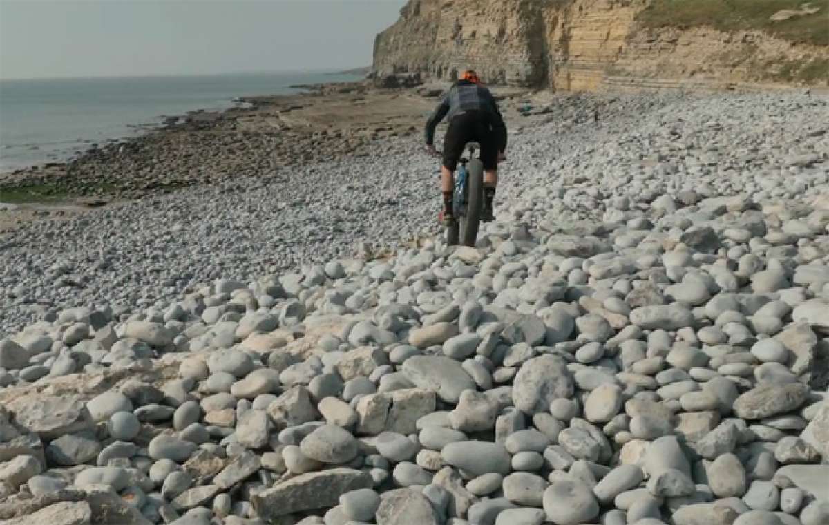 Chris Akrigg y la nueva Mongoose Argus de 2015 en acción