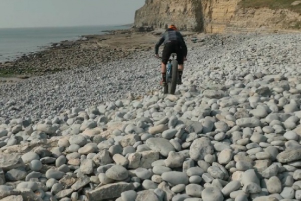 Chris Akrigg y la nueva Mongoose Argus de 2015 en acción