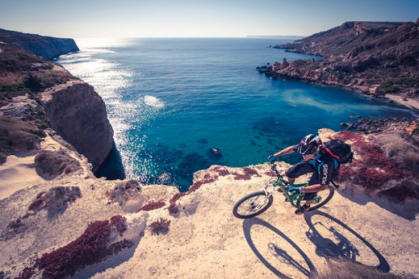 Practicando Mountain Bike en la República de Malta
