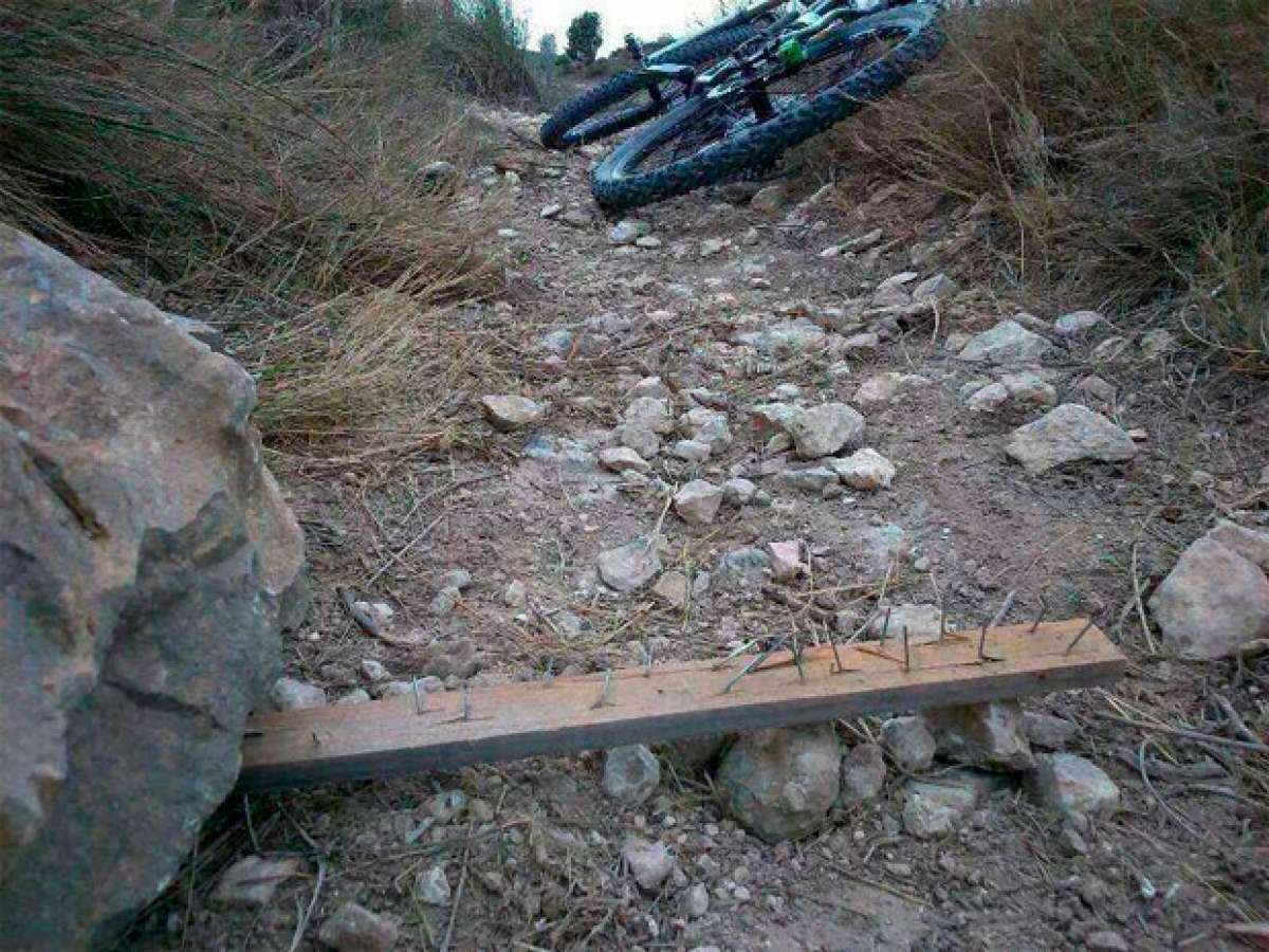 Un ciclista con lesión de médula a causa de otra trampa colocada en los montes gallegos. ¿Qué está pasando?