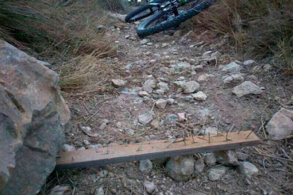 Un ciclista con lesión de médula a causa de otra trampa colocada en los montes gallegos. ¿Qué está pasando?