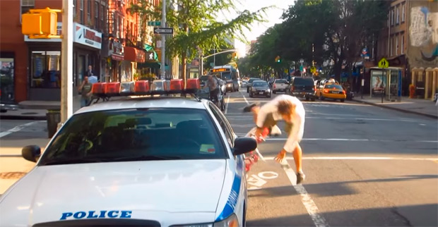Los hilarantes peligros de circular por un carril bici, según Casey Neistat