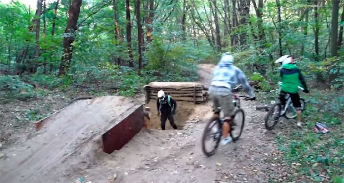 Un grupo de ciclistas + Una rampa en el camino + Un despiste = Un recto en toda regla