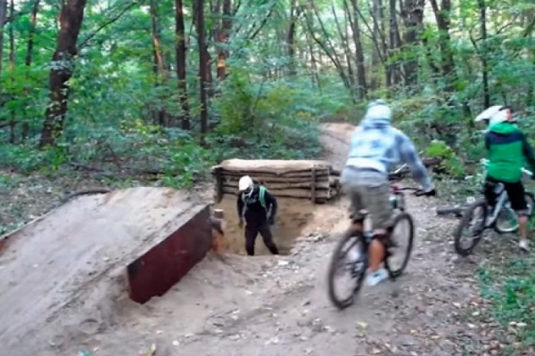 Un grupo de ciclistas + Una rampa en el camino + Un despiste = Un recto en toda regla
