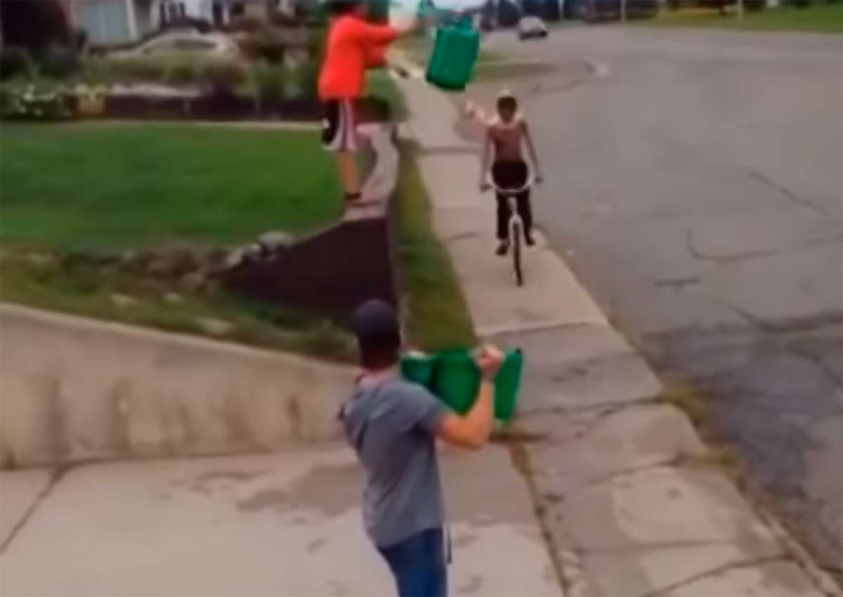 En TodoMountainBike: El reto del cubo de agua helada... sobre un ciclista en movimiento