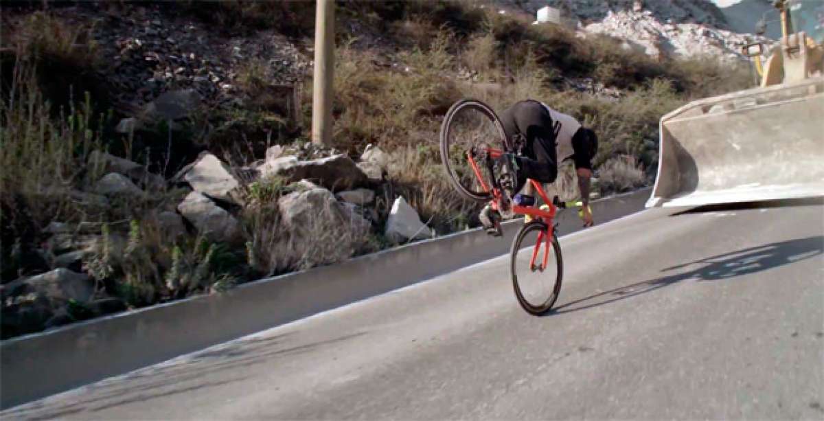 La increíble, maravillosa y espectacular técnica sobre una bicicleta de carretera de Vittorio Brumotti