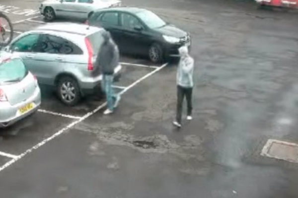 Así te roban (en apenas 10 segundos) una bicicleta instalada en un portabicicletas con cierre de seguridad