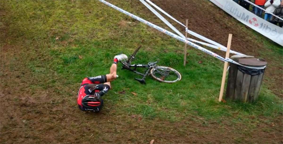 ¿Cómo fracturarse la clavícula con una bicicleta? Julien Absalon nos lo demuestra de forma muy gráfica