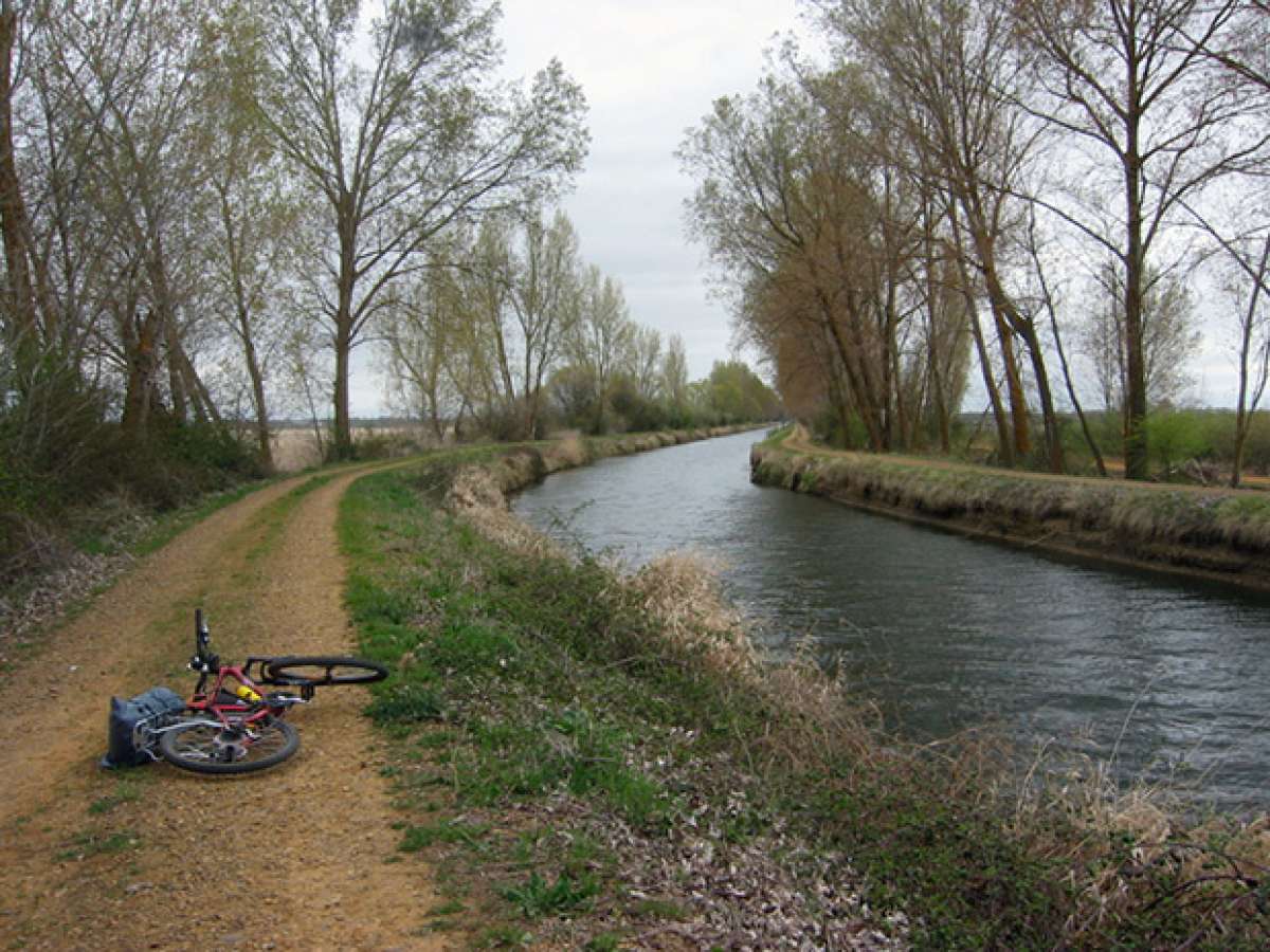 La foto del día en TodoMountainBike: 'Soledad en el Canal de Castilla'