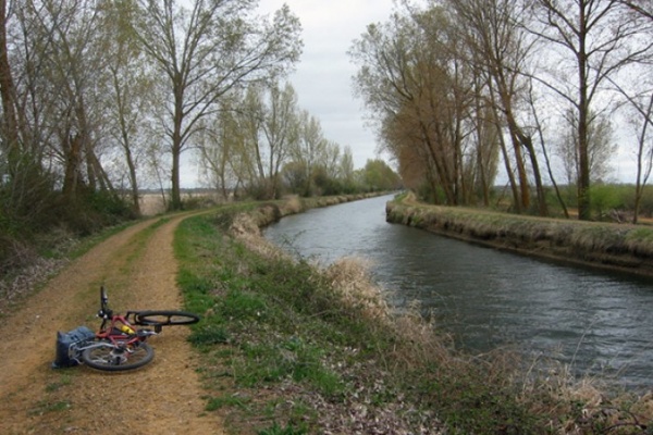 La foto del día en TodoMountainBike: "Soledad en el Canal de Castilla"
