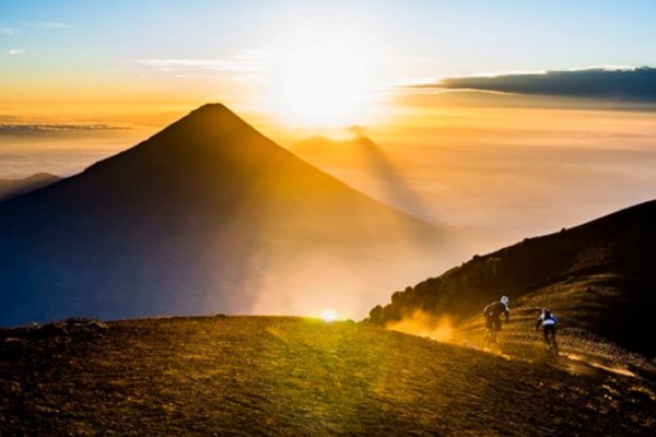 Objetivo: Volcán Acatenango. Mountain Bike en Guatemala a 4.000 metros de altura con Fabien Barel
