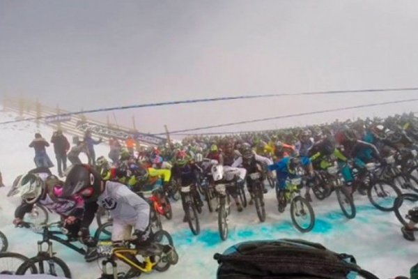 Así se vive la salida (con 600 corredores) de la Megavalanche Alpe d"Huez 2014