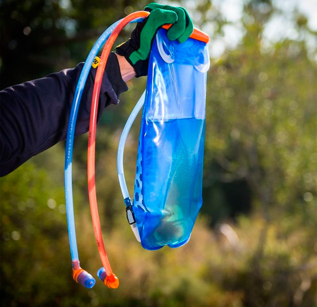 En TodoMountainBike: Source D|vide Hidration System, un depósito dual para mochilas de hidratación