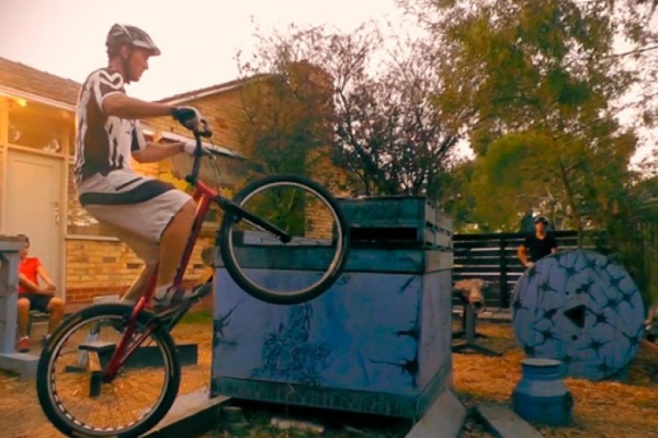 Redefiniendo lo imposible sobre una bicicleta de Trial con Aurélien Fontenoy