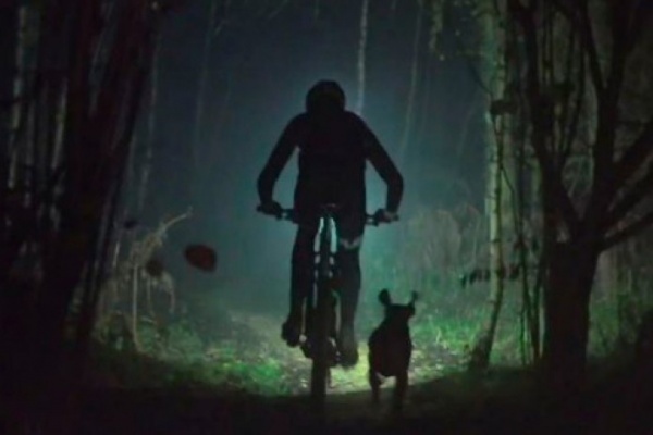 Trail Dog 2: Una divertida ruta nocturna con Tom Wragg y su mascota Ruby