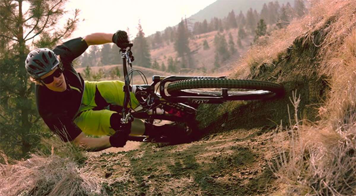 Desafiando las leyes de la física con Matt Hunter y su increíble y espectacular 'tumbada' en bicicleta