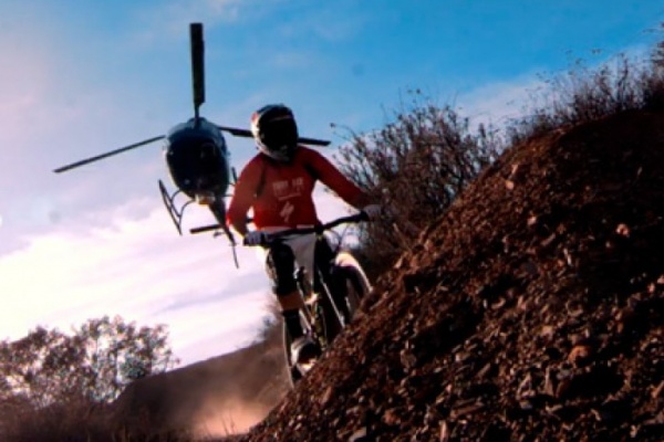Impresionante descenso del corredor Curtis Keene grabado al más puro estilo de Hollywood