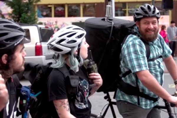 Hilarante anuncio promocional de Timbuk2, con barril de cerveza incluido