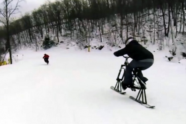 Video: Disfrutando en la nieve con Aaron Chase y una bici-esquí