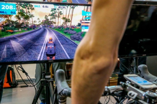 Zwift, un increíble juego online multijugador para competir mientras entrenamos en rodillo