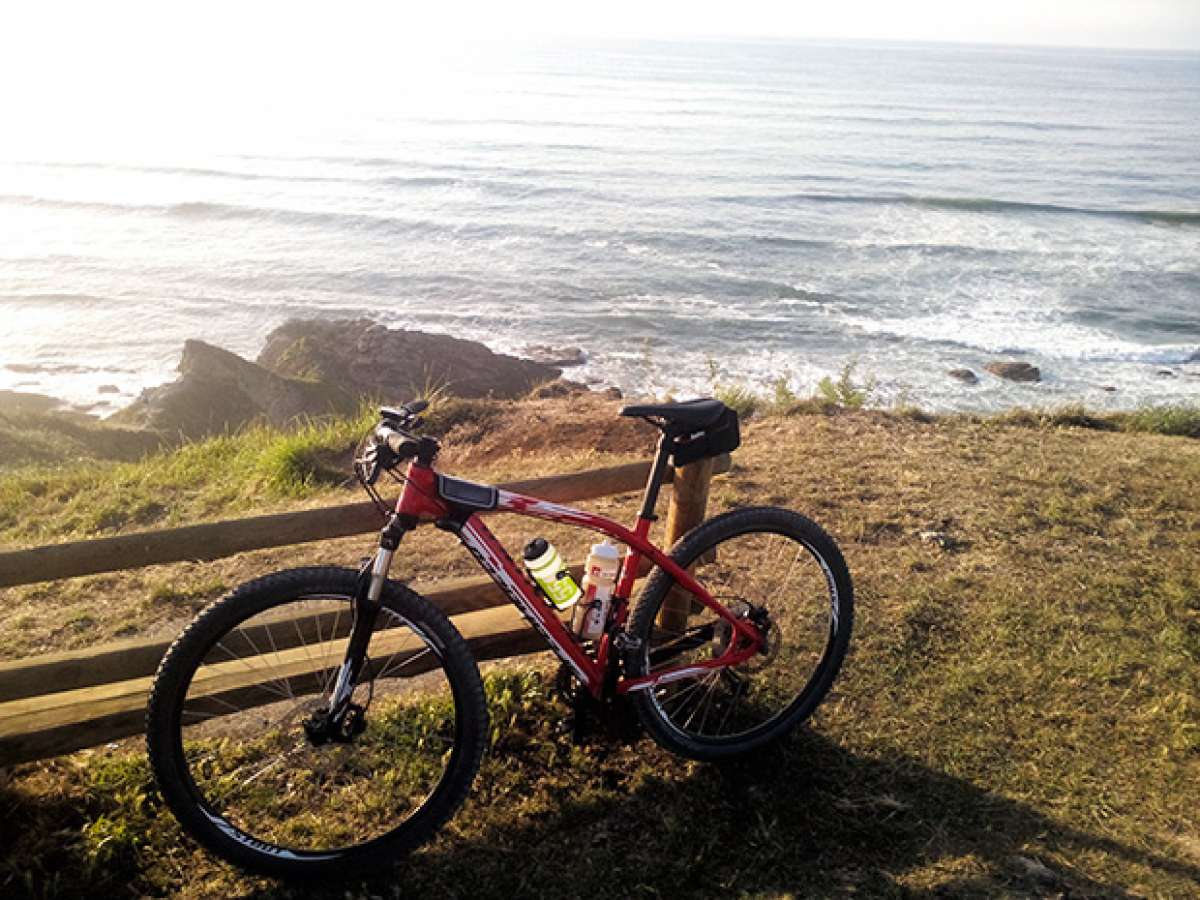 La foto del día en TodoMountainBike: 'Acantilado en Comillas'