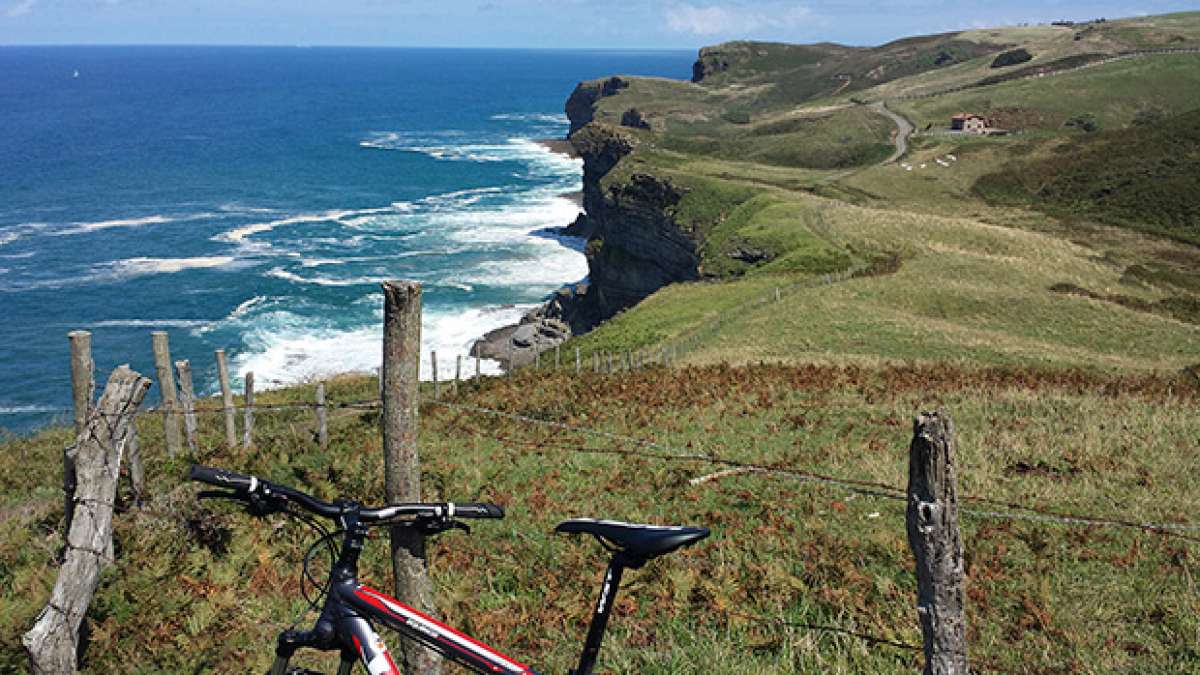 La foto del día en TodoMountainBike: 'Entre acantilados cántabros'