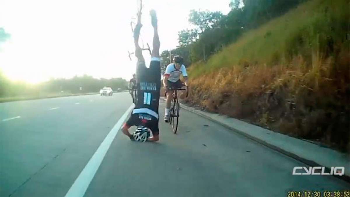 Así se cae un ciclista cuando encuentra restos de suciedad en una carretera