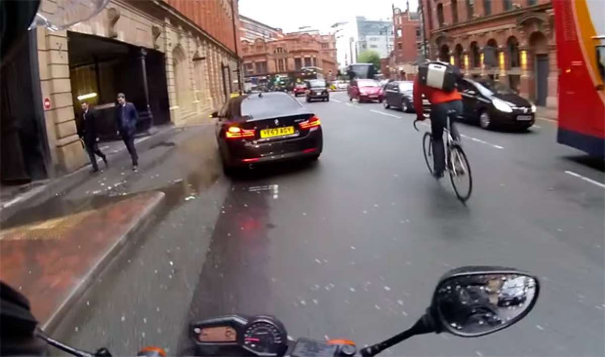 Así se salta un ciclista un semáforo en rojo... y choca contra un autobús
