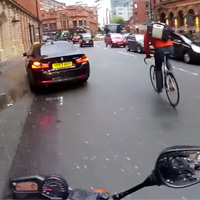 Así se salta un ciclista un semáforo en rojo... y choca contra un autobús