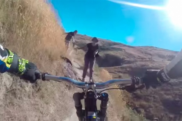 Una mañana de domingo + Una competición de DH + Una excursionista despistada = Accidente inminente