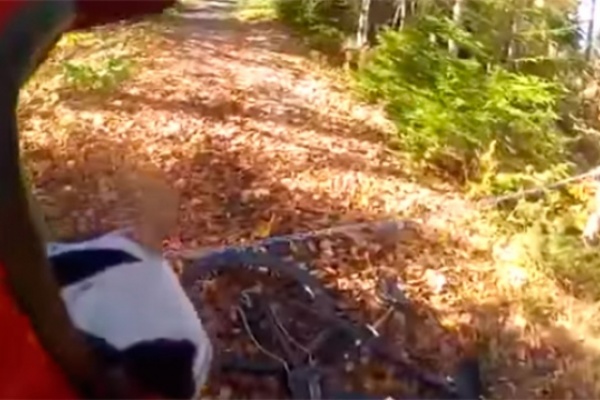 Brutal accidente de un ciclista contra una cadena cruzada en mitad del camino